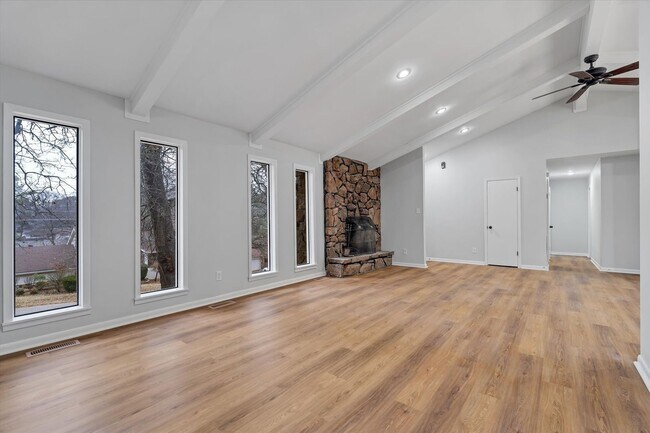 Foto del edificio - Spacious 3 Bed / 3 Bath Home in Valley View School District!