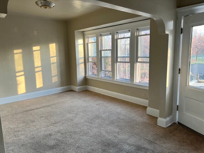 Building Photo - 2110 W Lincoln Ave