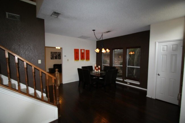 Building Photo - 549 Raintree Cir