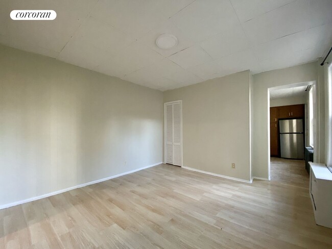 Building Photo - 388 Graham Ave