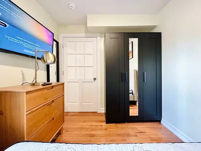 Foto del edificio - Furnished room/NOT APARTMENT