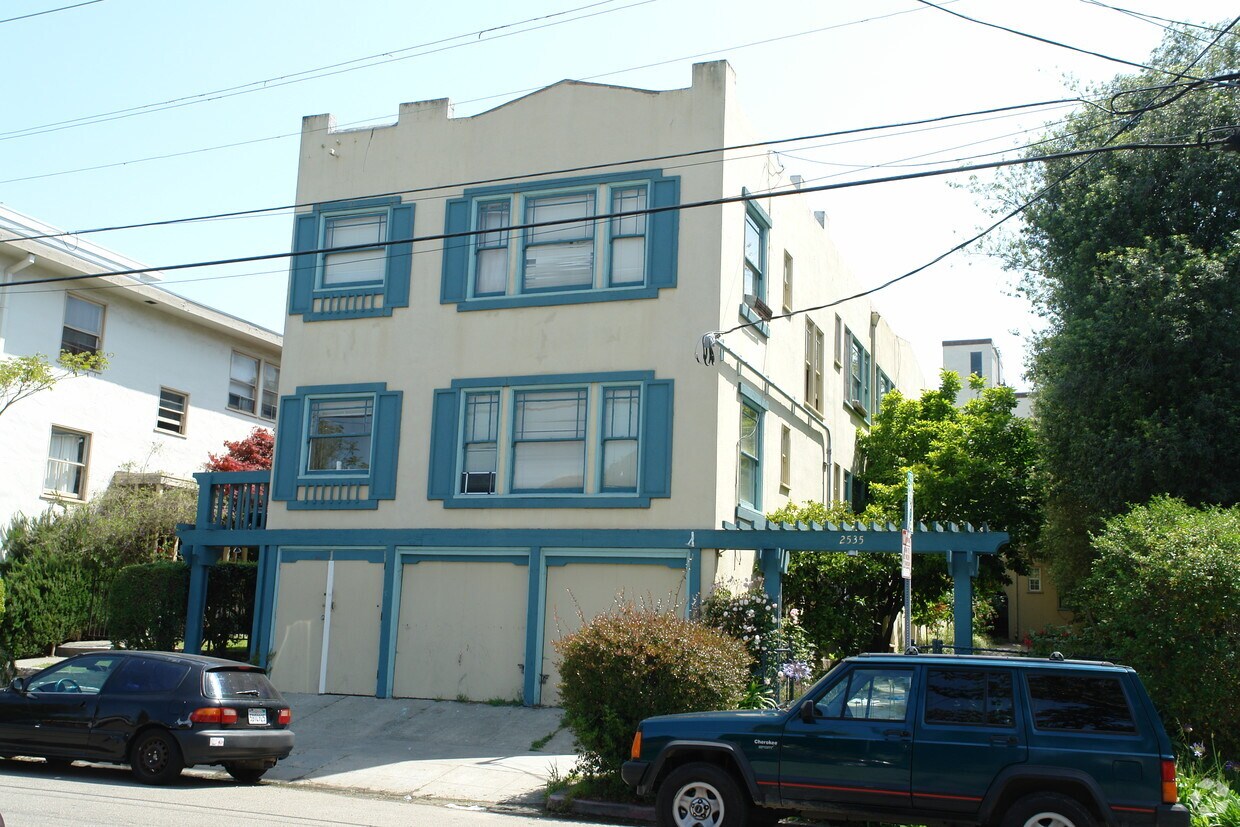 Foto principal - 2535 Regent St