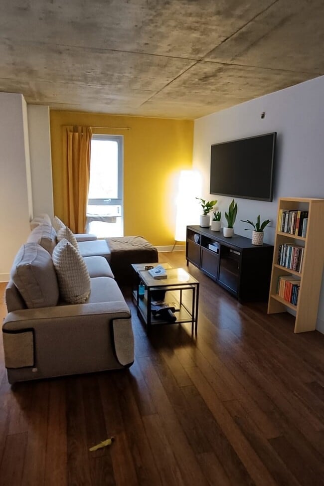 Living Room - 125 Ontario E