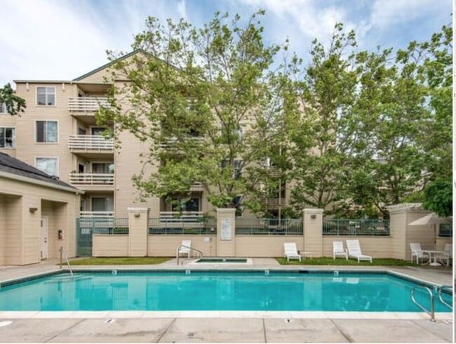 Complex - 929 E El Camino Real