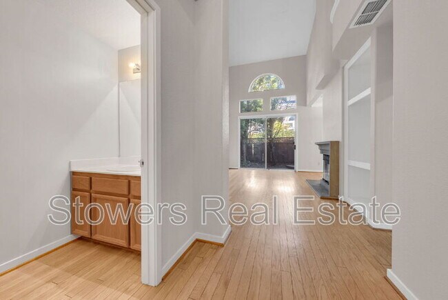 Foto del edificio - 424 Sutton Cir