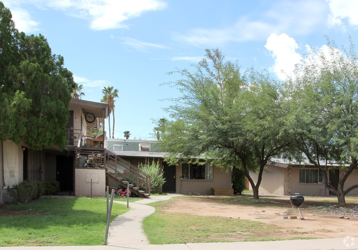Building Photo - 1615 E Clover