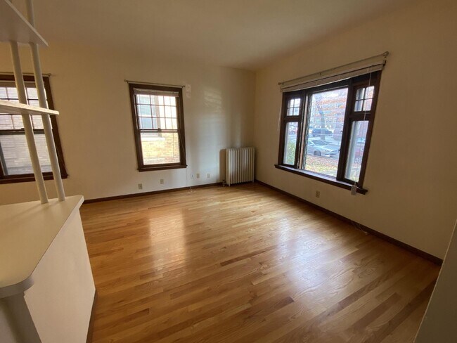 Foto del edificio - 1 Bed 1 Bath Historic Preserved Douglas Apartments in Desirable Lowry Hill Available April 1st.