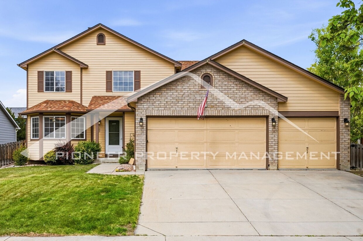 Spacious Home with Central AC and Fenced Yard - Spacious Home with Central AC and Fenced Yard