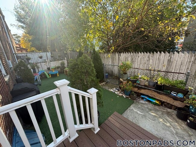 Building Photo - 18 Holmes St