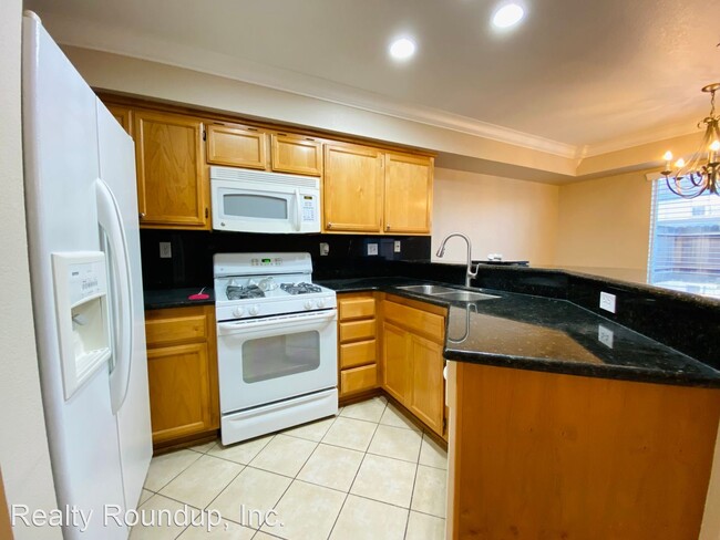 Building Photo - 3 br, 2.5 bath House - 827 Polar Bear Cir