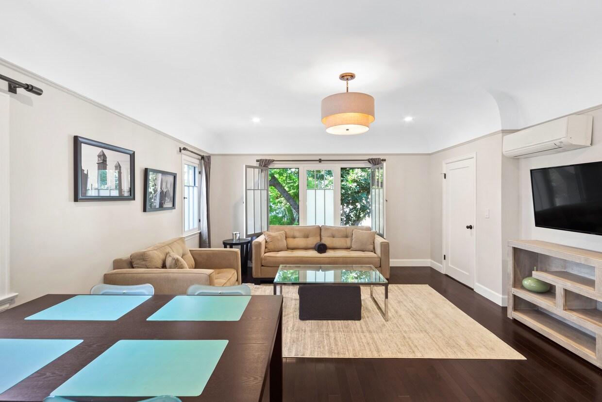 1118 Poinsettia Dr Unit Upper West Hollywood Ca 90046 Apartment Living Room