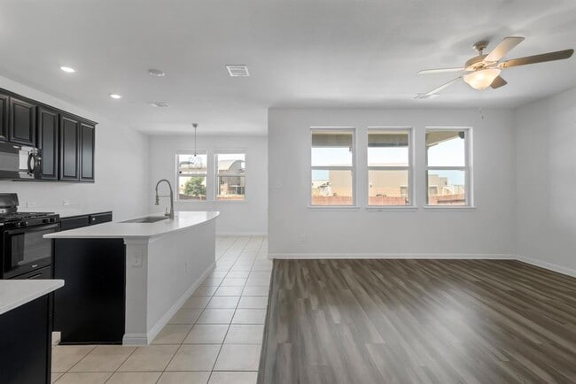 Foto del edificio - 13745 Fallsprings Way