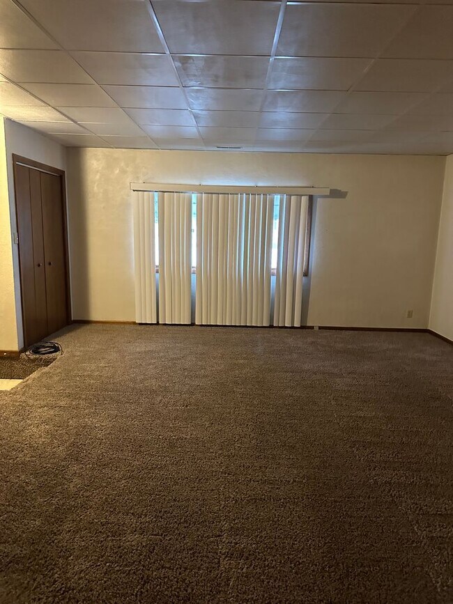 Foto del edificio - Large main floor 1 bed apt with attached g...