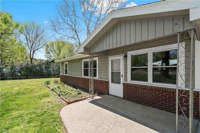 Building Photo - 1551 N Stephens Ave
