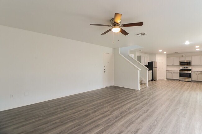 Building Photo - 713 Eaglecreek Dr