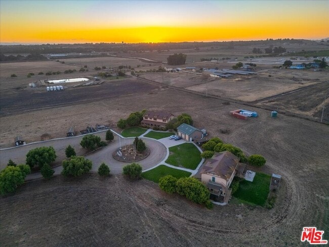 Building Photo - 220 Hans Pl