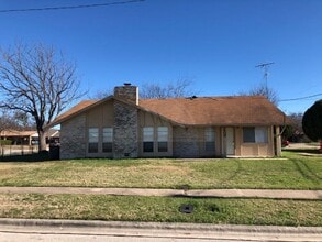 Building Photo - 2409 Shoemaker Dr