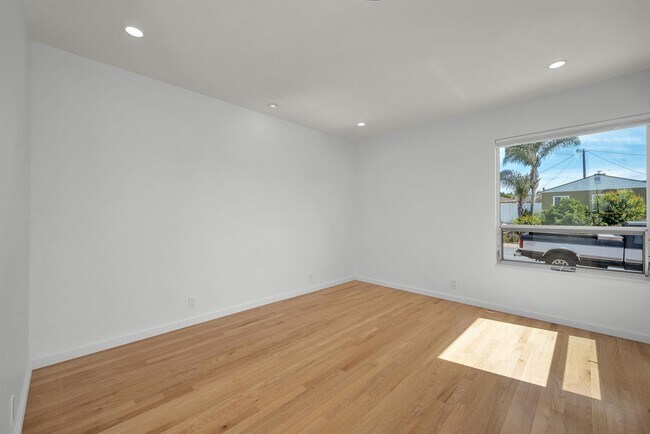 Foto del edificio - 8447 Kittyhawk Ave