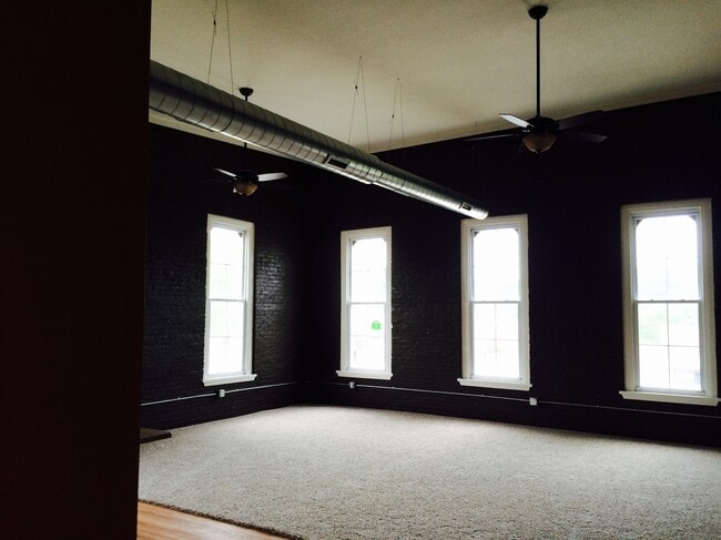 Building Photo - 135 S Main St