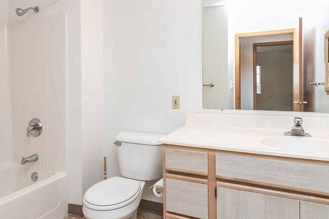 Foto del edificio - EAST WOODS APARTMENTS