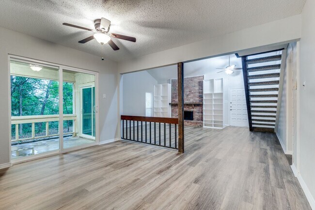 Foto del edificio - Spacious Lot! Recently-Renovated House Plu...