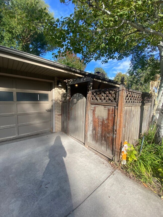 Foto del edificio - Charming 3 Bed, 1.5 Bath Home in Central F...
