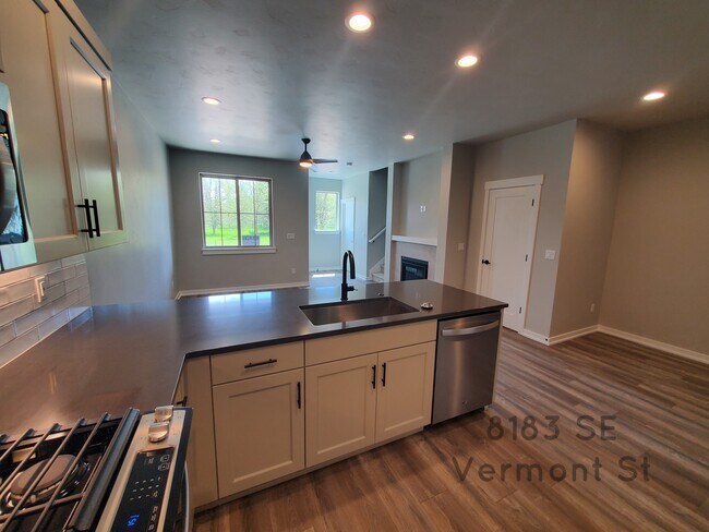 Amplia cocina con encimera de cuarzo y electrodomésticos de acero inoxidable. - 8183 SE Vermont St