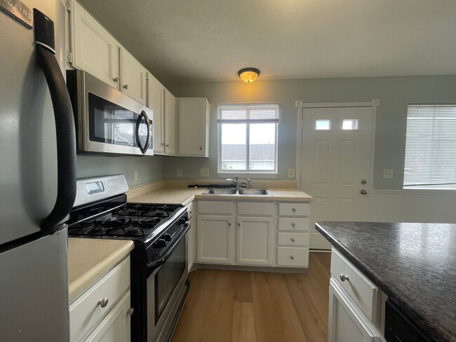 Building Photo - Townhome with central air and a garage!