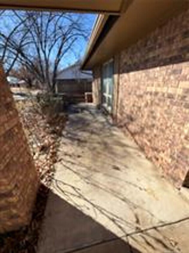 Foto del edificio - 2 story house for lease. Open floor plan in kitchen & living. Lots of storage. Large fenced backy...