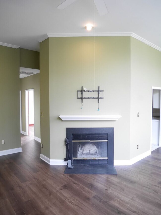Foto del edificio - PRIME LOCATION! Two Bedroom Condo- Old Ell...