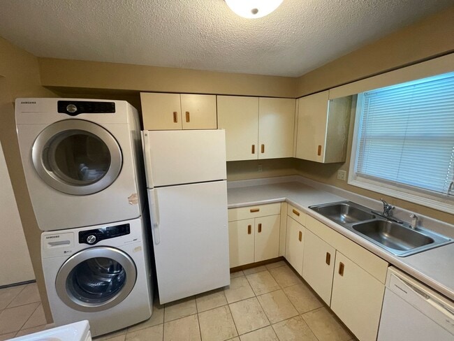 Foto del edificio - 5633 Bluebird Ct