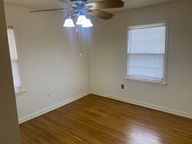 Building Photo - Cozy 2 Bedroom Home