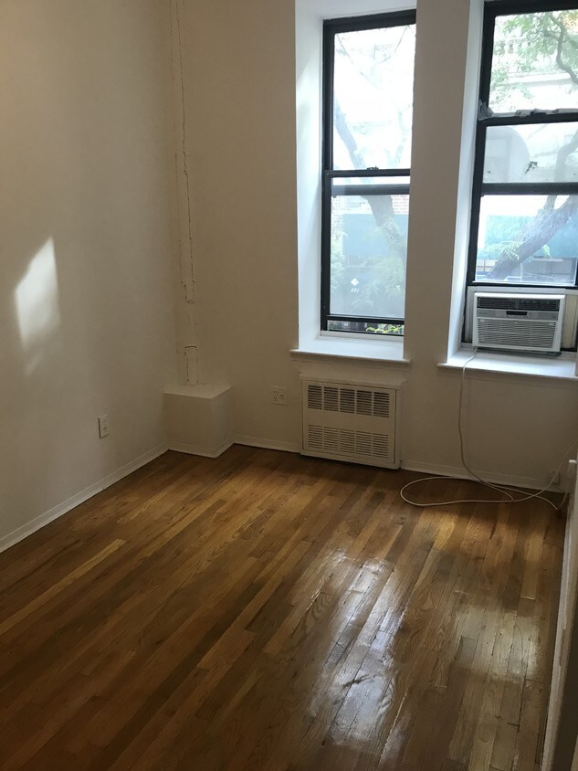 Primary Photo - 324 E 91st St