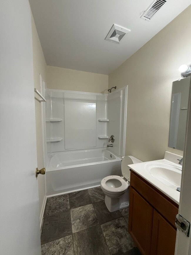 Building Photo - Nice 2 bedroom, 1 bath duplex