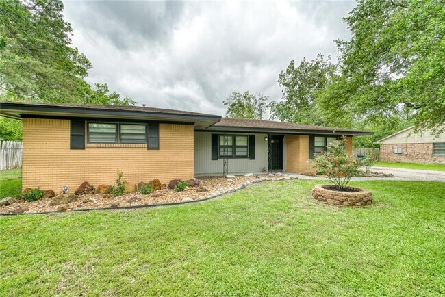 Building Photo - 1214 Haines Dr