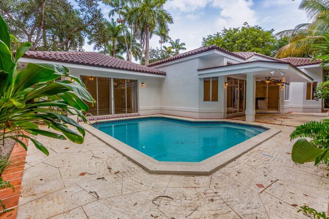 Building Photo - 450 Sunset Dr
