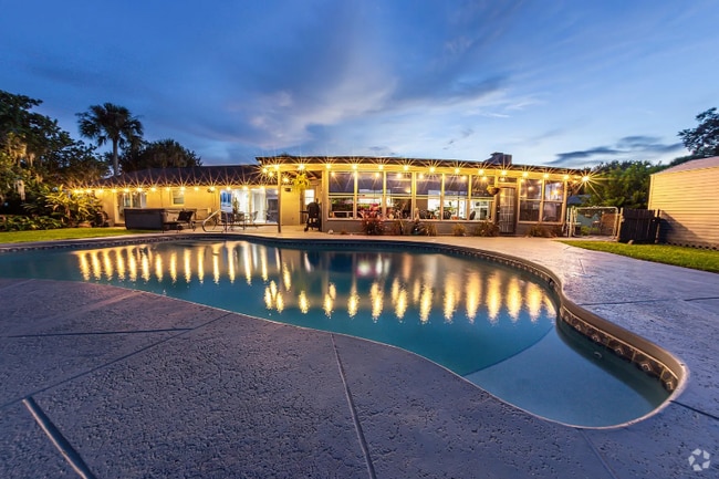 Building Photo - 709 Fairway Dr