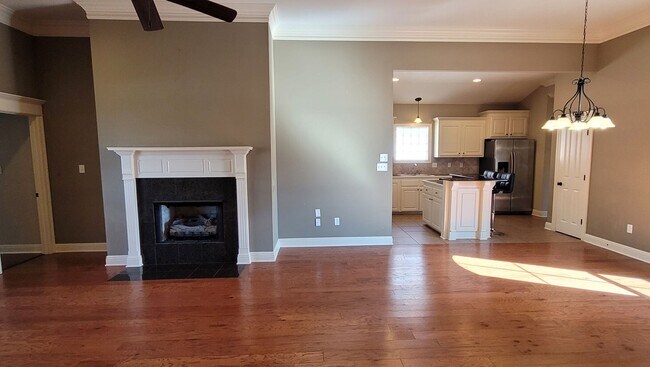 Foto del edificio - Spacious 3 bedroom plus office in Springla...