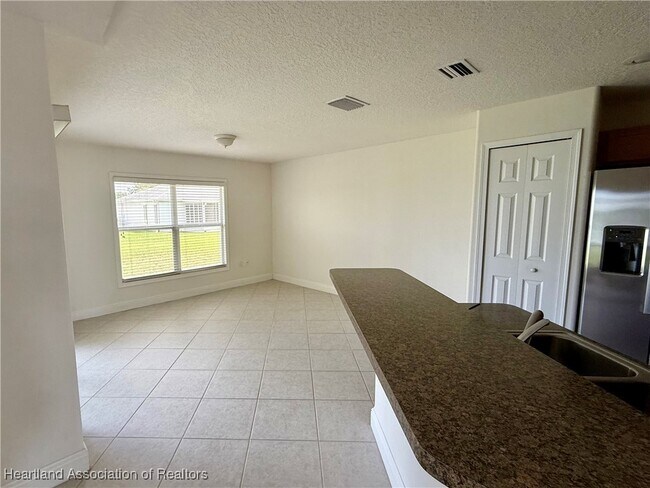 Building Photo - 3208 Pointe Ave