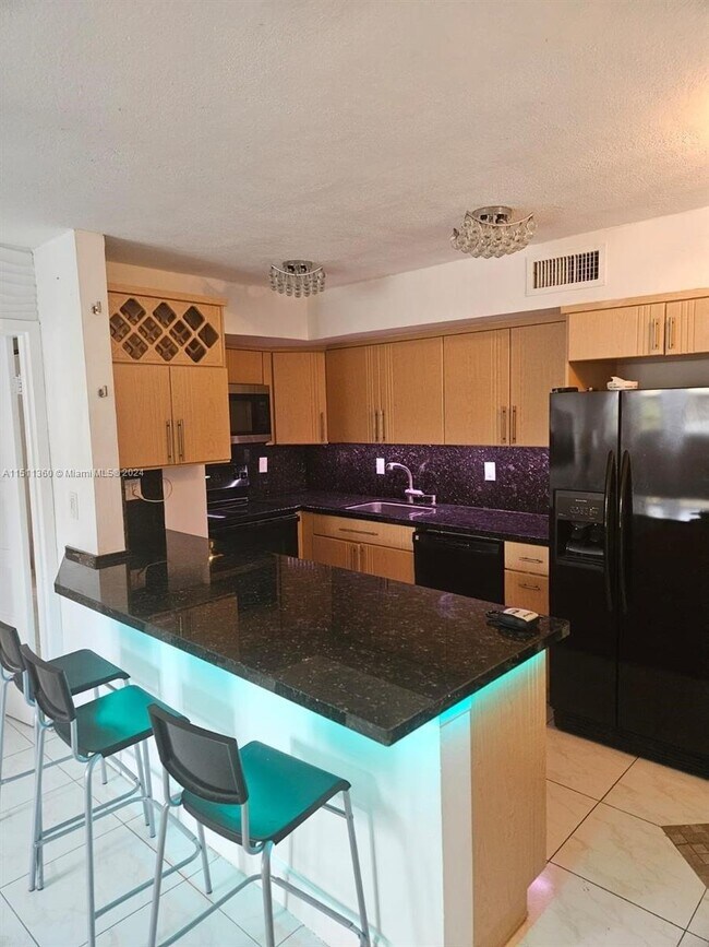 Foto del edificio - 8425 Harding Ave