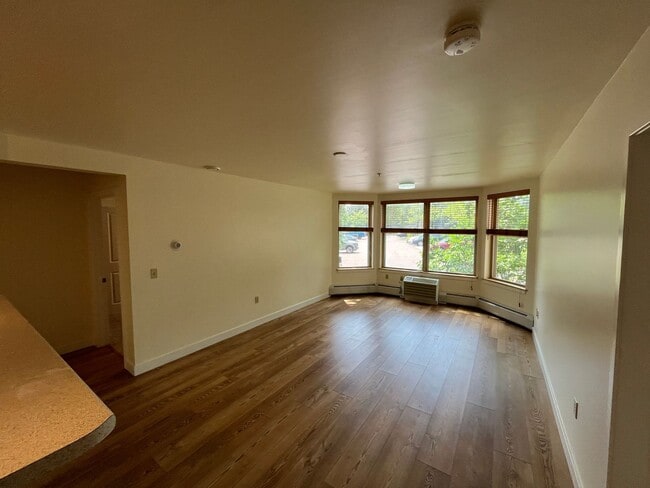 Building Photo - 2BD/1BA Condo at City's Edge, South Burlin...