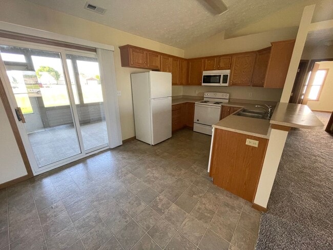 Building Photo - Large 2 Bedroom Condo