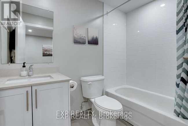 Building Photo - 104 Wellington St N