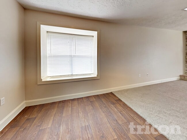 Foto del edificio - 24019 Lone Elm Dr