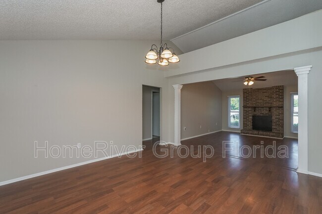 Building Photo - 7501 Willow Wisp Dr E
