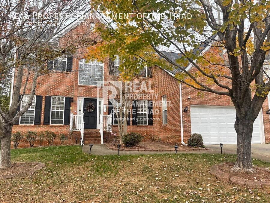 Foto principal - Spacious 4 Bedroom-3 Bathroom Brick Home