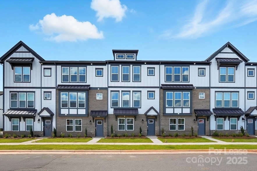 Foto principal - 3210 Stelfox St