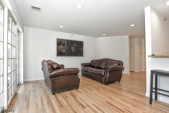 Foto del edificio - 203 Central Pk Pl