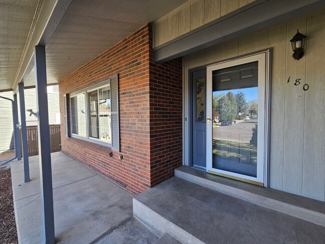 Foto del edificio - 180 Prairie Ridge Rd