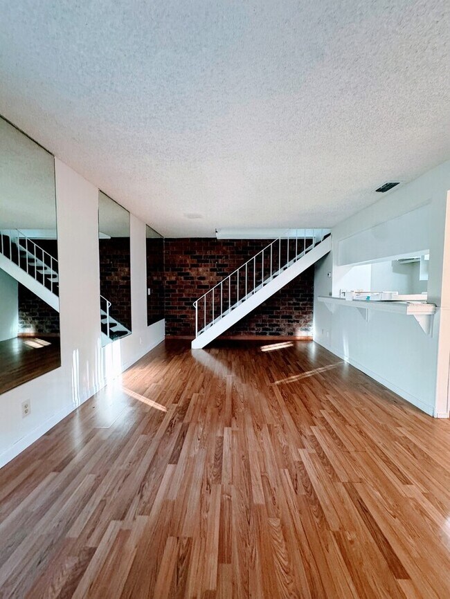 Foto del edificio - Charming & Modern 2-Story Condo